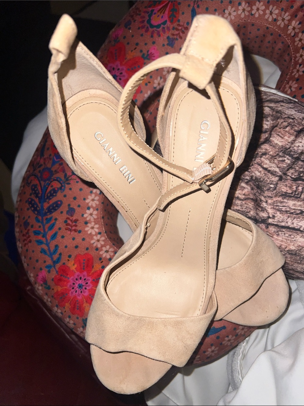 Gianni Bini Beige Ankle-Strap Block Heel Sandals Size 8M One Missing Ankle Strap